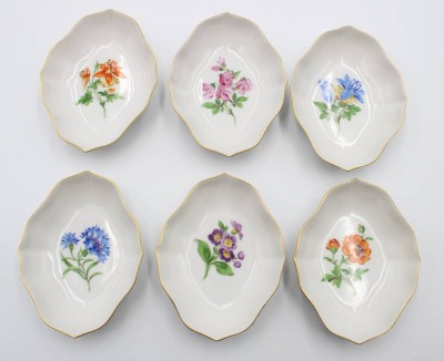 Auktion 354<br>6x kl. Schälchen, Meissen, Schwertermarke, untersch. Blumenbemalungen,  1x 1. Wahl, 5x je 2 Schleifstriche, ca. H-2,2cm L-10,5cm [1]