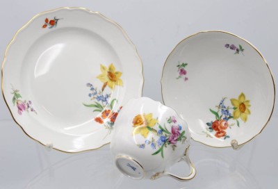 Auktion 354<br>3tlg. Gedeck, Meissen, Schwertermarke, florale Bemalung, Tasse 1. Wahl, sonst je 2 Schleifstriche, Tasse H-6,7cm [1]