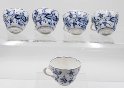 Auktion 354<br>5x Tassen, Stadt Meissen, Zwiebelmuster, Tasse H-6,2cm [1]