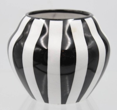 Auktion 354<br>Streifen-Vase, s/w, Elmshorn, älter, H-9,5cm [1]