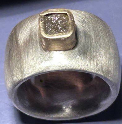 Auktion 354<br>massiver, breiter Silberring-925-, dkl. Stein umhüllt von ca. 18 KT Gold (geprüft), RG ca. 60, 44,7 gr. zusammen [1]