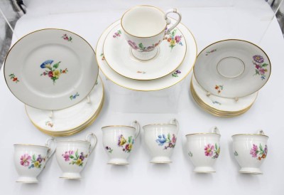 Auktion 354<br>6x komplette Gedecke, Höchst, Blumenbemalungen, 1x Kuchenteller bestossen, eine Tasse bestossen, 1x an Henkel geklebt, Tasse H-10cm [1]