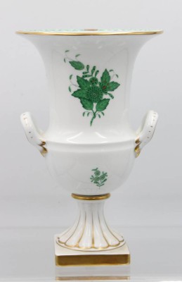 Auktion 354<br>Kratervase, Herend, Aponyi grün, Standunterseite mit Glasurrissen, ca. H-25cm [1]