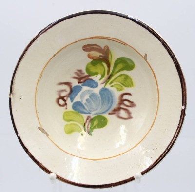 Auktion 354<br>bäuerl. tiefer Teller, florales Dekor, wohl 19. Jhd. , Altersspuren, H-4,5cm D-19,5cm [1]