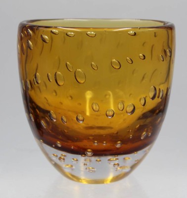 Auktion 354<br>Kunstglas-Schale, bernsteinfarben mit Luftblasen, H-11,8cm D-11,5cm [1]