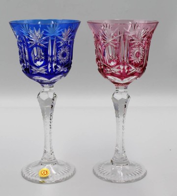 Auktion 354<br>2x Buntglas-Weinrömer, Kristall beschliffen, ca. H-21cm [1]