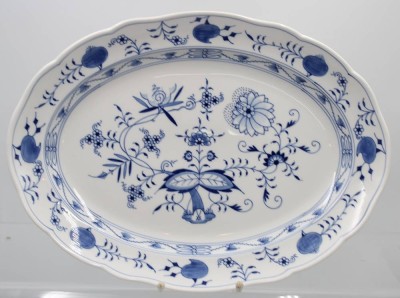 Auktion 354<br>ovale Platte, Meissen, Schwertermarke, Zwiebelmuster, 3 Schleifstriche, 42 x 31cm [1]