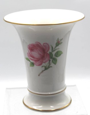 Auktion 354<br>Kratervase, Meissen, Schwertermarke, Rosenbemalung, 2 Schleifstriche, H-16,5cm [1]