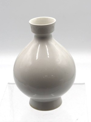 Auktion 354<br>Vase, KPM Berlin, Szeptermarke, Weißporzellan, H-ca. 15cm [1]