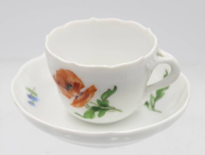 Auktion 354<br>Mokkatasse mit U.T., Meissen, Schwertermarke, Blumenbemalung, Untertasse mit min. Chip,, Tasse H-5cm [1]