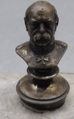 Auktion 354<br>kl. Bronze-Bismarck auf Steinsockel, H- zus. 8 cm [1]