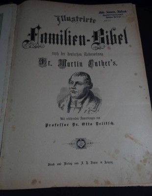 Auktion 354<br>grosse illustrierte Familien Bibel nach Luther um 1890, mit Eintragungen einer Familie aus Bulach/Zürich, Bindung tw. lose, Einband beschädigt, Alters-u. Gebrauchsspuren, 31x23 cm, H-9,5 cm [1]