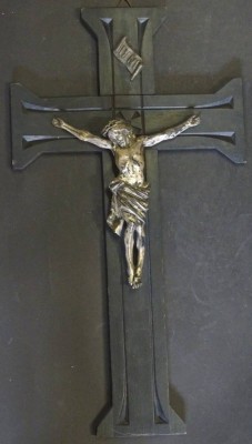 Auktion 354<br>grosses Jugendstil-Wandkruzifix, Kerbschnitzerei  mit Metall-Christus, 60x33 cm [1]