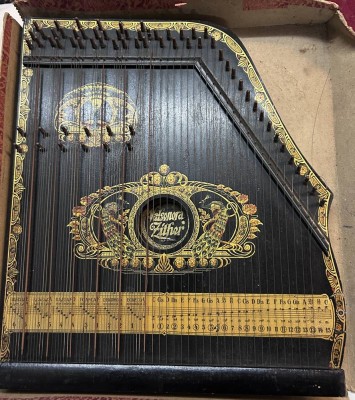 Auktion 354<br>grosse Vaqlsonora Zither, Altersspuren, 49x42 cm [1]