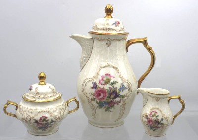 Auktion 355<br>Kaffeeservice, Rosenthal, Sanssouci, Blumenbemalung und Goldzier, Kaffeekern, 5x kompl. Gedecke, anbei Tasse (Chip) sowie Kuchenteller, Kanne H-28cm Tassen H-5cm [1]