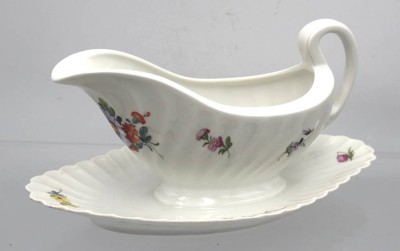 Auktion 355<br>Sauciere, Nymphenburg, Wellenform gerippt 20. Jhd., Blumenbemalung, H-12cm L-25cm [1]