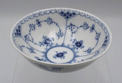 Auktion 355<br>kl. Schale, Royal Copenhagen, Musselmalet, Halbspitze, H-5,3cm D-16cm [1]