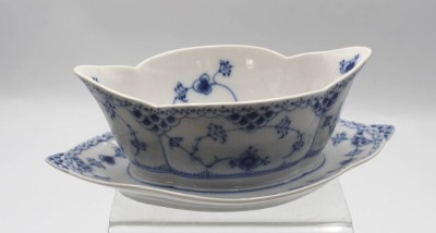 Auktion 355<br>Sauciere, Royal Copenhagen, Musselmalet, Halbspitze, H-8,8cm B-24,5cm [1]