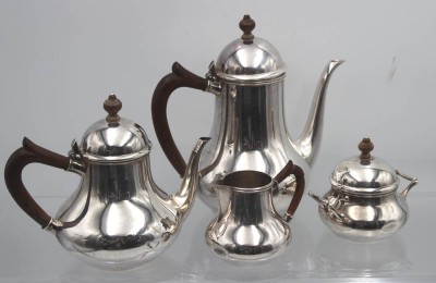 Auktion 355<br>Kaffee-Teekern, Niederlande, Sterling, zus. 1160gr., div. Druckstellen, 1x Holzgriff defekt, Kaffeekanne H-21,5cm [1]