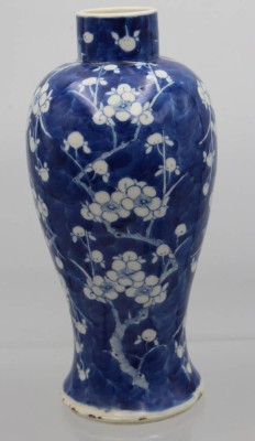 Auktion 355<br>Vase, China, älter, Kirschblütenbemalung, 4zeichen Marke, älter, Altersspuren, H-25,5cm [1]