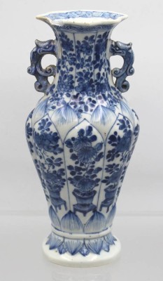 Auktion 355<br>Vase, wohl China, älter, Blaumalerei, bestossen, H-23cm [1]