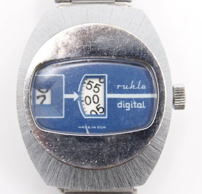 Auktion 355<br>Herren-Armbanduhr, Ruhla Digital, Werk läuft, Tragespuren, ca. 4,1 x 3,5cm [1]