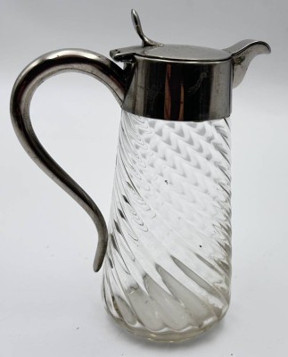 Auktion 355<br>kl. Portionms-Weinkrug, geriffeltes Glas, vernickelte Montur, ca. 1/4 L., H-15,5 cm [1]