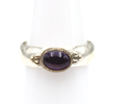 Auktion 355<br>Sterling-Ring mit kl. Amethyst-Cabochon, 4,6gr., RG 55 [1]