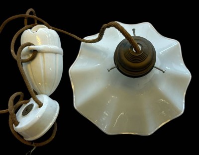 Auktion 355<br>Küchenlampe, Überfangglasschirm mit Porzellan-Zug und alter Stoff-Schnur, D-25 cm [1]