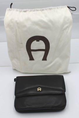 Auktion 355<br>Damen-Handtasche, Aigner, schwarzes Leder, an Reissverschluss kl. defekt, ca. 15 x 18cm [1]