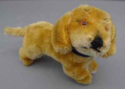 Auktion 355<br>junger Hund von Steiff, keine ID, H-10 cm [1]