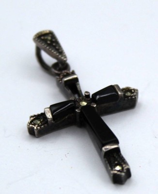 Auktion 355<br>Kreuzanhänger um 1920, 925er Silber, Onyx und Markasiten, 4gr., L-3,8cm [1]