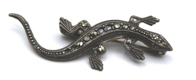 Auktion 355<br>kl. Salamander-Brosche, Silber mit Markasiten, 2,4gr., einige Steine fehlen, L-4,7cm [1]