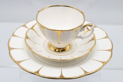 Auktion 355<br>Gedeck, Royal Vale, Goldzier, England, Tasse H-7cm, [1]