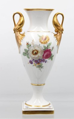 Auktion 355<br>Schwanenhalsvase, alka Kunst, Dekor Meissen, H-28,5cm [1]