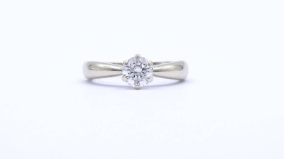 Auktion 355<br>Solitär Brillant Ring, WG 585/000, Brillant 1,0ct., si, i-j, Brillant mit 3 kleinen Abplatzer, 6,1g., RG 56 [1]