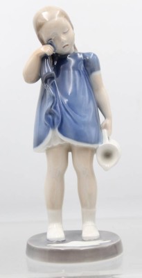 Auktion 355<br>Figur, verschüttete Milch, Royal Copenhagen, Modellnr. 466, Entw. Claire Weiss, H-17,5cm. [1]