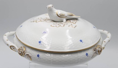 Auktion 355<br>Deckelterinne, Herend, gemarkt, plast. Vogel als Deckelknauf, Streublümchen, H-13,5cm D-21,5cm [1]