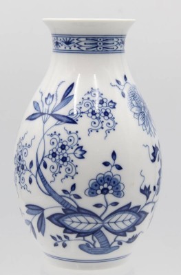 Auktion 355<br>Vase, Hutschenreuther, Zwiebelmuster, 1x Schleifstrich, ca. H-17cm [1]