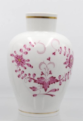 Auktion 355<br>Vase, Meissen, Schwertermarke, indisch Purpur, 2 Schleifstriche, ca. H-17cm [1]