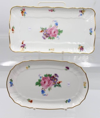 Auktion 355<br>2x div. Platten, Hutschenreuther, je mit floralen Dekoren, ca. 29,5 x 15,5cm, L-24,5cm [1]