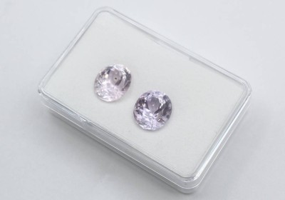 Auktion 355<br>2 hellrosa Kunzite, ca. 17ct [1]