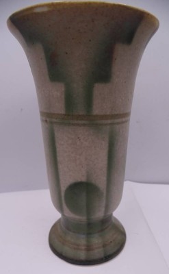 Auktion 355<br>Art Deco Vase uf Stand, H-17 cm [1]