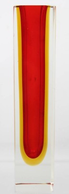 Auktion 355<br>kl. eckige Murano Vase, rot/gelbb/klar, H-18 cm, minim. Chip [1]