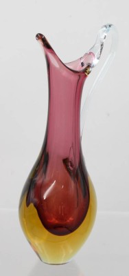 Auktion 355<br>kl. Murano Henkelvase, bzw. Krug,  , gelb/rot/klar, H-20 cm [1]