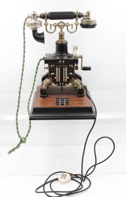 Auktion 355<br>Nostalgie-Telefon, LM Ericsson Stockholm. H-34,5cm B-22,5cm T-25,5cm [1]