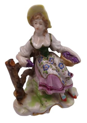 Auktion 355<br>sitzende junge Frau mit Korb, Volkstedt, H-8 cm [1]