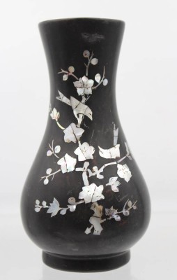 Auktion 355<br>japansiche Lackvase mit Perlmutteinlagen, ca. H-14cm, Altersspuren [1]