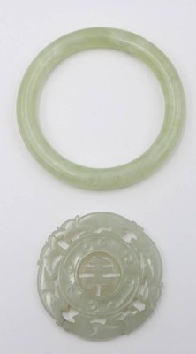 Auktion 355<br>2 Teile wohl Jadeschmuck, Armreif und Amulett (Míttlstück drehbar), D-6cm und D-5,8cm [1]