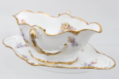 Auktion 356<br>Sauciere, frühes Rosenthal Sanssouci, Goldzier und aufwendige Blumenbemalung, um 1900, leider 1x an Henkel geklebt, ca. H-9,3cm B-26cm [1]